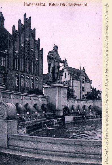 Pomnik cesarza Fryderyka III - 16 sierpnia 1915 roku - Pomnik cesarza Fryderyka III na tle sądu i szkoły Wydziałowej.
Hohensalza. Kaiser Friedrich-Denkmal.
Pocztówka wysłana 16 sierpnia 1915 roku.