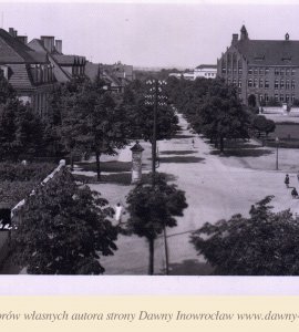 Aleja Sienkiewicza i szkoła Wydziałowa - ok. 1940 rok - Aleja Sienkiewicza i Szkoła Wydziałowa, ok. 1940 rok.
Hohensalza. Waldowstraße.