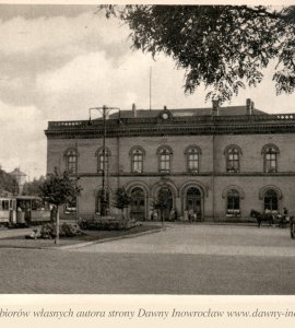 Dworzec PKP - lata 40. XX w. - Inowrocław. Dworzec kolejowy.
Pocztówka wydana w latach 40. XX w.
Hohensalza. Bahnhof.
Verlag, Hohensalzaer Zeitung, Hohensalza
