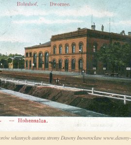 Inowrocław. Dworzec - 16 czerwca 1906 roku - Inowrocław. Dworzec.
Pocztówka wysłana 16 czerwca 1906 roku.
Stefan Knast, Inowrocław
Hohensalza. Bahnhof.