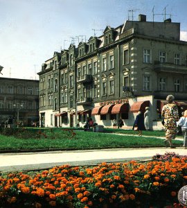 Plac Klasztorny, kościół pw. Św. Krzyża, Teatr Miejski - Pocztówka z 1988 roku przedstawiająca Plac Obrońców Pokoju (dzisiejszy Plac Klasztorny)fot. W. Echeński - KAW
