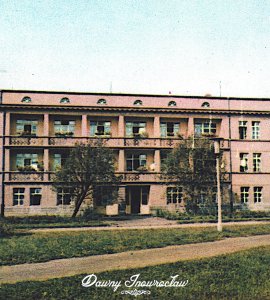 Sanatorium I - 1969 rok - Inowrocław. Sanatorium I.
wg fotografii barwnej A. Stelmacha
Biuro Wydawnicze RUCH
Pocztówka wydana w 1969 roku.