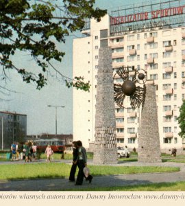 Kopernika - Dworcowa - rok 1978 - Tym razem prezentuję pocztówkę z widoczną ulicą Dworcową oraz rzeźbą przestrzenną upamiętniającą obchody Roku Kopernikowskiego (1973).
Pocztówka pochodzi z roku 1978.
fot. J. Makarewicz - KAW