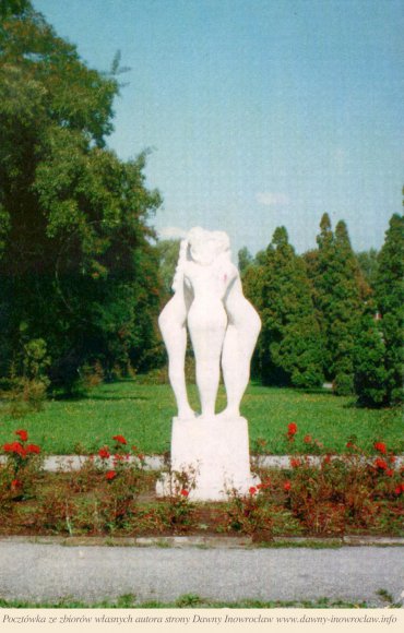 Rzeźba "Plotkarki" - 1995 rok - Uzdrowisko Inowrocław.
Rzeźba "Plotkarki" :)
fot. A. Rogowski
Pocztówka wysłana 26 marca 1995 roku
Inne nazwy tej rzeźby wg naszych fanów to "przekaz trzech bogiń" oraz "Trzy Gracje".