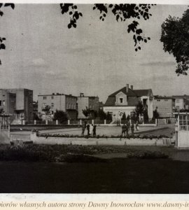 Wejście do Solanek - 1942 rok - Inowrocław. Wejście do SolanekHohensalza, Eingang zum Solbad.
Pocztówka wysłana 14 sierpnia 1942 roku.
Verlag: Hohensalzaer Zeitung, Hohensalza 