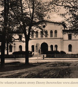 Kolejowe Sanatorium Uzdrowiskowe - ok. 1940 rok - Kolejowe Sanatorium Uzdrowiskowe
Pocztówka wydana ok. 1940 roku.
Nr.7. St.Jasielski, Hohensazla, Adolf Hitler-Strasse 22
