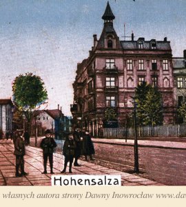 Ulica Dworcowa - 28 sierpień 1915 rok - Inowrocław. Ulica Dworcowa.
Pocztówka* wysłana 28 sierpnia 1915 roku.
* Jest to fragment pocztówki składającej się z trzech obrazków.