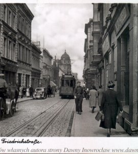 Ulica Królowej Jadwigi - 23 lipca 1943 - Kolejna pocztówka przedstawiająca ulicę Królowej Jadwigi w Inowrocławiu (Friedrichstrasse, Hohensalza). 
Pocztówka wysłana 23 lipca 1943 roku
Echte Photographie