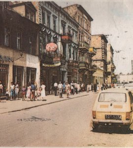 Ulica Królowej Jadwigi - przełom lat 70/80. XX wieku - Ulica królowej Jadwigi
Zdjęcie wykonano najwcześniej w 1976 roku, wówczas wprowadzono widoczny na fotografii format tablic rejestracyjnych pojazdów (3 litery + 4 cyfry).
Źródło: "Inowrocław - Nasze Miasto"