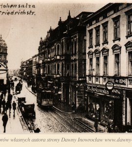 Ulica Królowej Jadwigi - 1 kwietnia 1940 rok - Inowrocław. Ulica Królowej Jadwigi.
Pocztówka wysłana 1 kwietnia 1940 roku.
Hohensalza, Friedrichstrasse