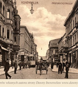 Ulica Królowej Jadwigi - 4 czerwca 1914 roku - Inowrocław. Ulica Królowej Jadwigi.
Hohensalza. Friedrichstrasse.
J. Themal, Posen.
Pocztówka wysłana 4 czerwca 1914 roku.