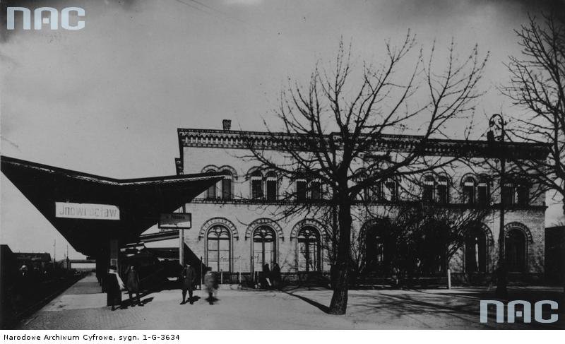 Budynek i perony dworca kolejowego w Inowrocławiu w 1933 roku.