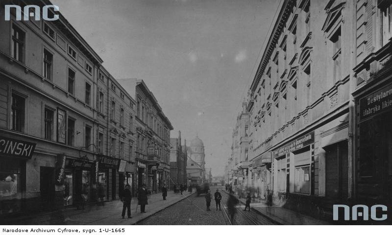 Fragment ulicy Królowej Jadwigi - Fragment ulicy Królowej Jadwigi w Inowrocławiu z widocznymi szyldami i witrynami sklepów. Zdjęcie wykonane w latach 1918 - 1934.