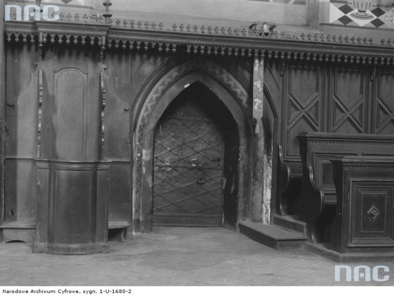 Kościół św. Mikołaja. Wejście do zakrystii.  - Zdjęcie wykonane w październiku 1934 r.