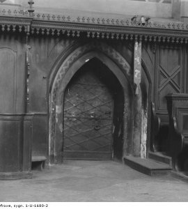 Kościół św. Mikołaja. Wejście do zakrystii.  - Zdjęcie wykonane w październiku 1934 r.