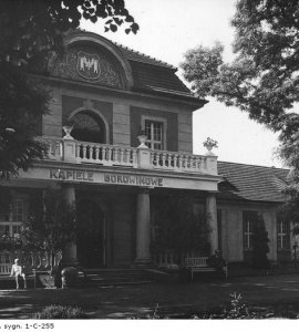 Zakład Przyrodoleczniczy w Inowrocławiu.  - Budynek, w którym kuracjusze korzystają z kąpieli borowinowych. Fotografia z roku 1937.