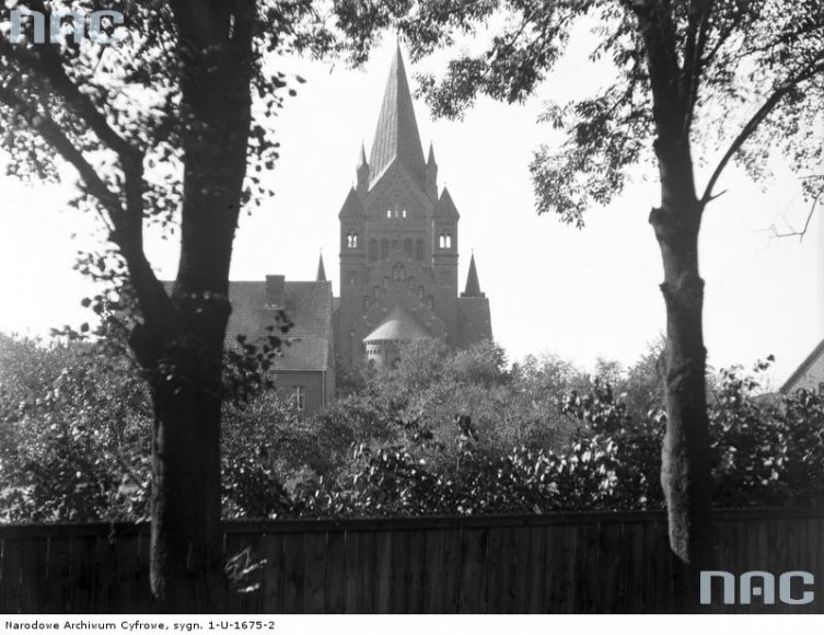 Widok ogólny na kościół Zwiastowania Najświętszej Maryi Panny. - Październik 1934 r.