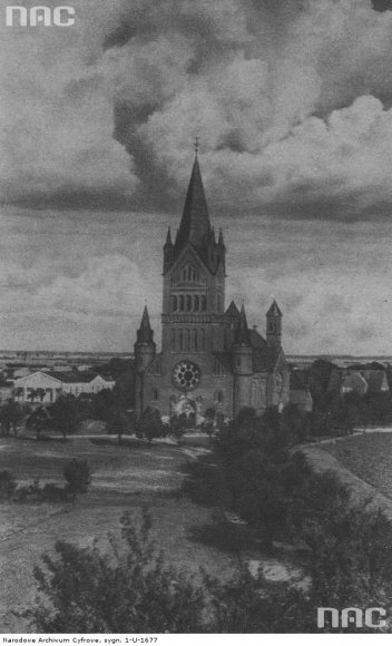 Widok na kościół Zwiastowania Najświętszej Maryi Panny w Inowrocławiu od południowego zachodu.  - Fotografia wykonana w latach 1918 - 1939.