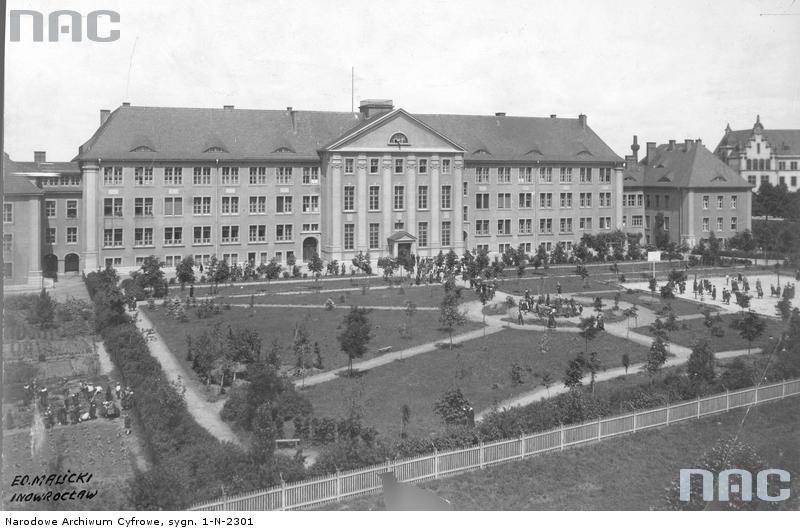 Państwowe Seminarium Nauczycielskie im. Królowej Jadwigi.  - Fotografia pochodzi z października 1925 roku.