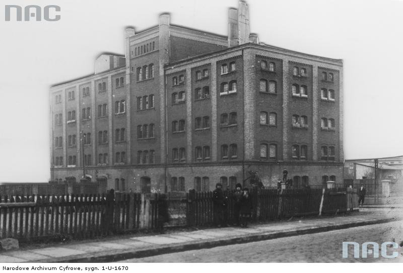 Budynek przy ulicy Szerokiej.  - Widok ogólny budynku mieszkalnego, który powstał po przerobieniu młyna. Fotografia pochodzi z lat 1918 - 1934.